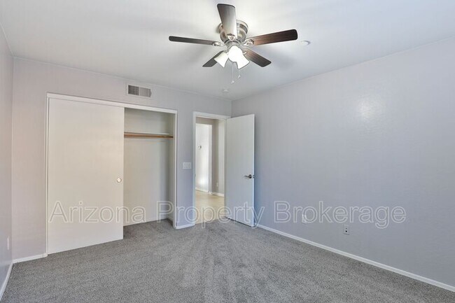 Building Photo - 3879 E Santa Fe Ln