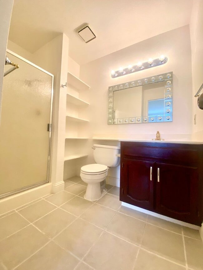 Building Photo - Pleasanton Townhouse, 2 Bed 2 Bath Upstairs End Unit, Private Patio, 2 parking spots, Close to do...