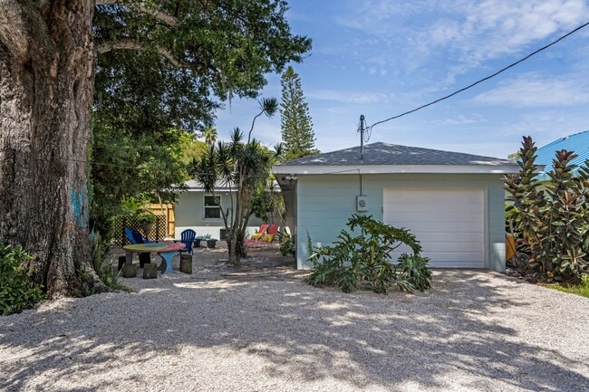 Building Photo - Monthly  FUN Furnished Bradenton, FL Rental VACA or Short term