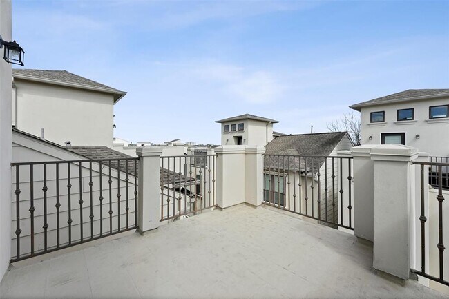 Building Photo - 5648 Larkin St