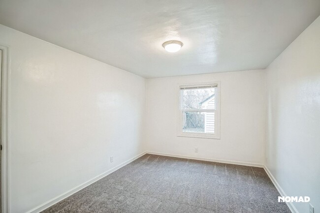 Building Photo - Renovated 2-Bedroom Duplex in Newberg – Mo...