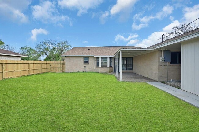 Building Photo - 4515 Larch Dr