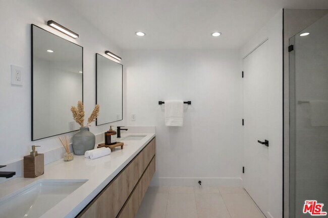 Building Photo - 1247 1/2 W Bellevue Ave