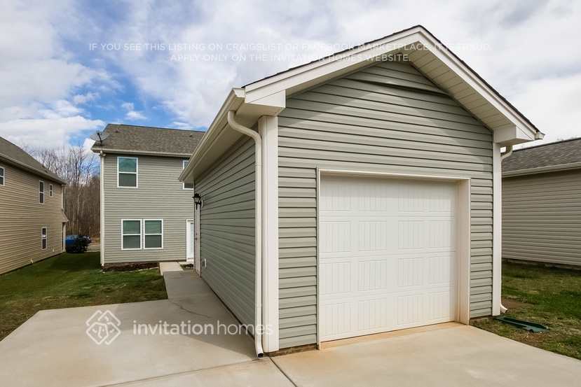 Building Photo - 8130 Dumphries Dr