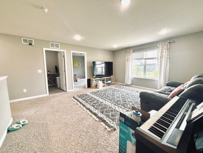 Building Photo - Stunning 5bed/3 1/2 bath Home in Shakopee!