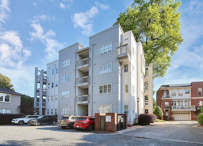 Building Photo - Beautiful 1-Bedroom Corner Unit - Just minutes from Uptown Charlotte!