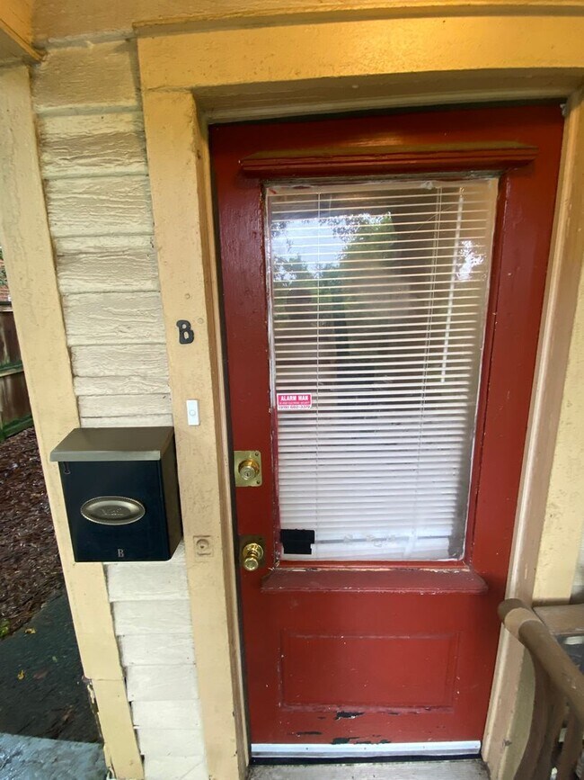 Building Photo - Adorable Upstairs Duplex / Central AC / W&D / Near Duke East