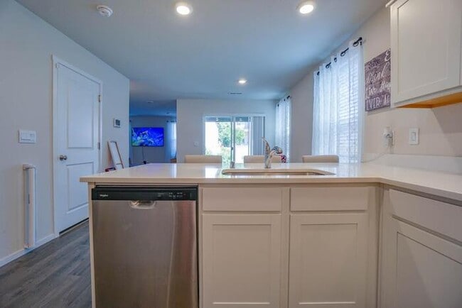 Building Photo - NEWER THREE BEDROOM WITH GARAGE