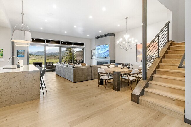 Building Photo - Luxury ski season rental is an entertainer...