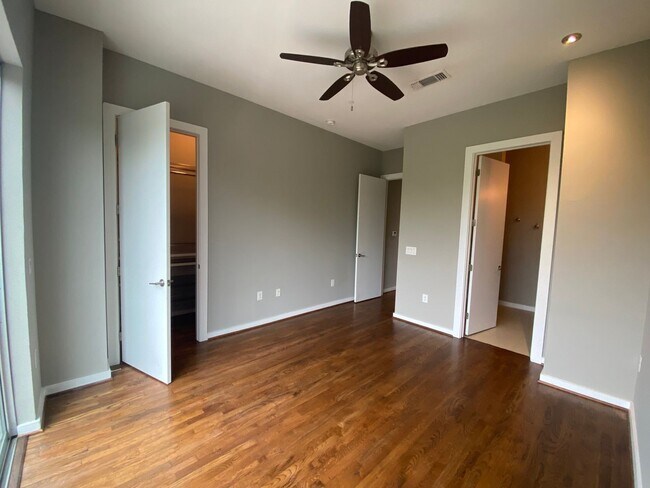 Building Photo - Live in the Heart of the Pearl District – ...