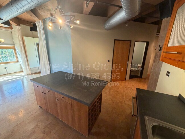 Building Photo - 1420 NW Lovejoy St