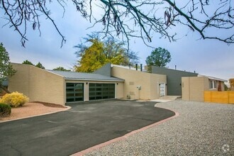 Building Photo - 5605 Fair Oak Trail NE