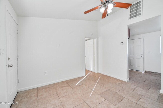 Building Photo - 1860 W Glenrosa Ave