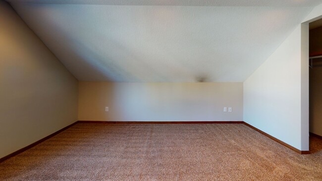 Building Photo - Updated 5-Bedroom House Close to U of M Ca...