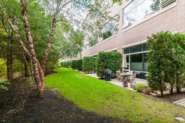 Building Photo - 290 Pleasant St