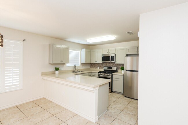 Building Photo - 9813 Sandhill Dr