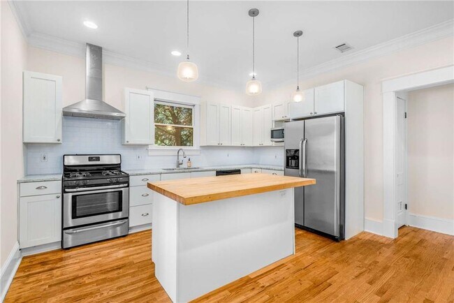 Building Photo - 288 Augusta Ave SE