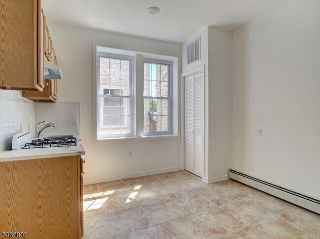 Building Photo - 138 Elmora Ave
