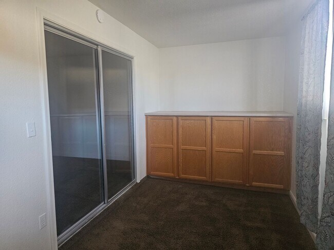 Building Photo - Unfurnished Long Term