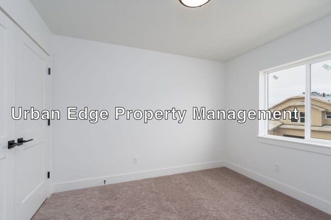 Building Photo - 3 Bedroom 2.5 Bath Newer Row Home!