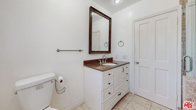 Building Photo - 1107 S Bundy Dr