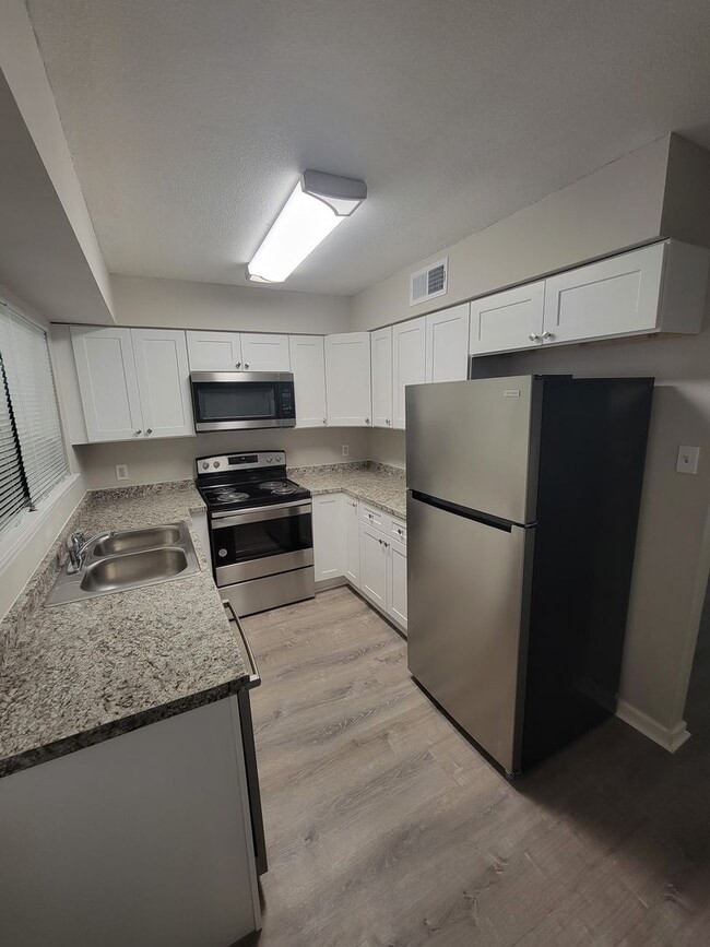 Building Photo - Nice Townhouse on Victory Dr