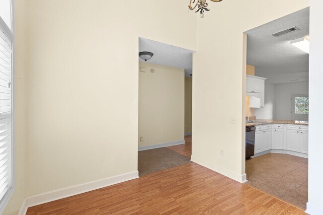 Building Photo - 3/2, fenced in backyard, heart of Auburn!