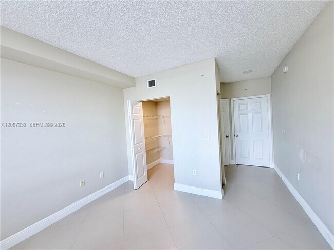Building Photo - 17100 N Bay Rd