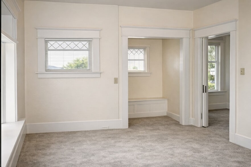 Front Entry and living room - 2000 Iron St