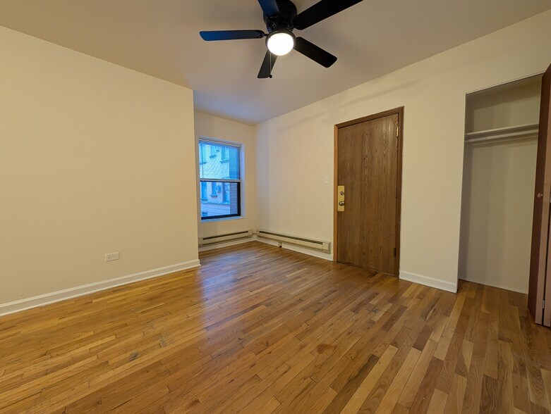 Building Photo - 813 W Cornelia Ave