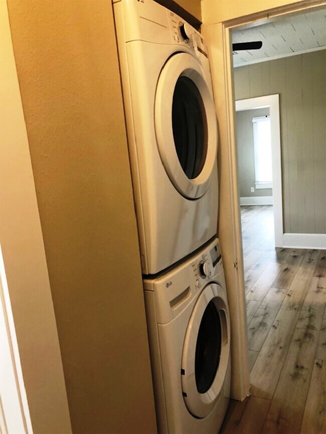 Building Photo - 3022 School St