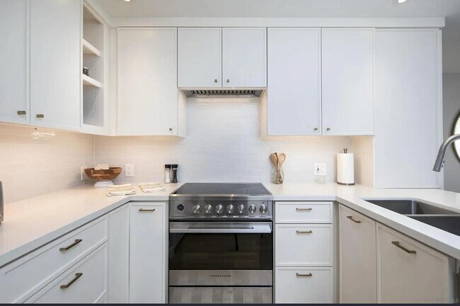 Building Photo - "Chic Beachside Living: 1-Bedroom Retreat ...