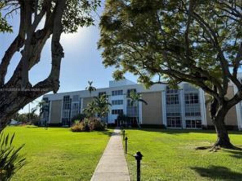 Building Photo - 2970 NE 16th Ave