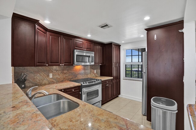 Building Photo - 3520 Oaks Way