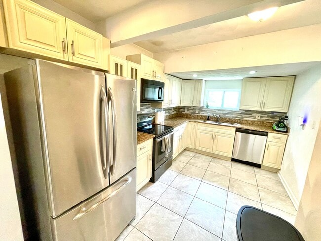 Building Photo - Charming 3-Bedroom Home with Fenced Yard i...