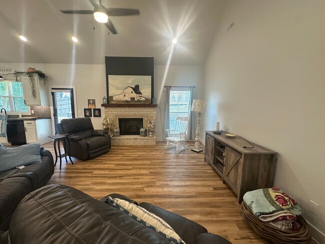 Building Photo - Stunning 4BR/2BA Home in Legacy Hill Estates