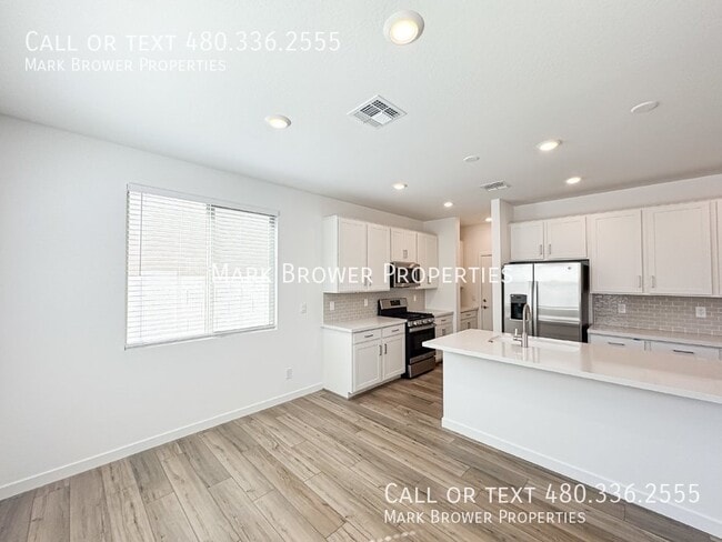 Building Photo - 9852 E Tamery Ave