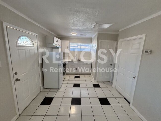 Building Photo - Modern, Solar Energy, 2-Bedroom detached Casita!