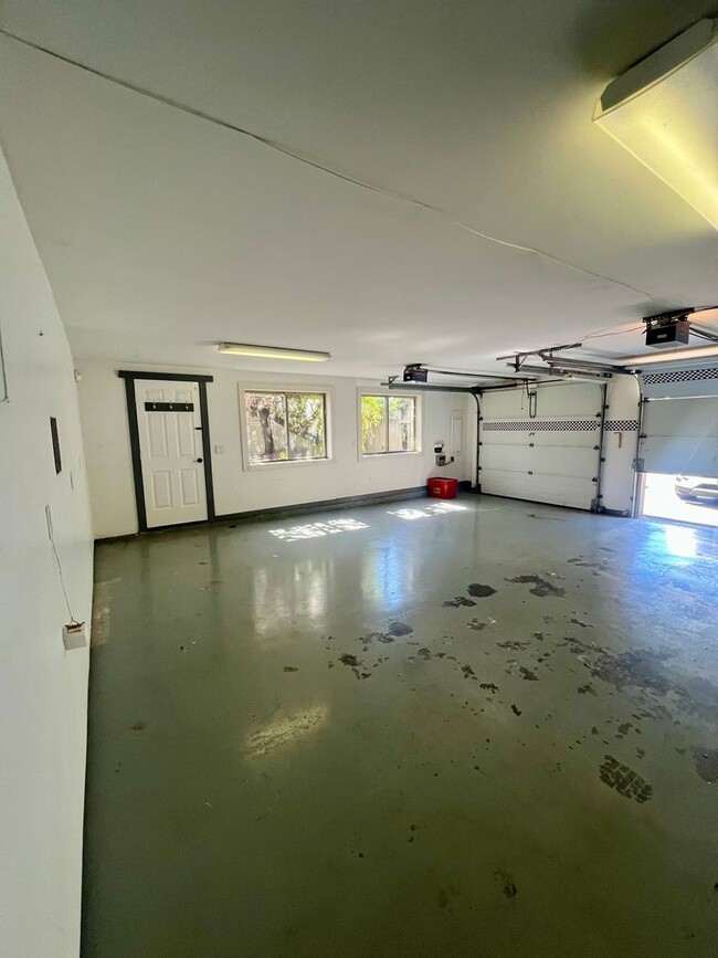 Building Photo - 5 Bedroom in Gated Birch Bay Community!