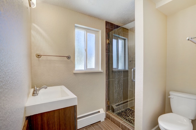 Building Photo - Spacious & Modern Home in Crestmoor Park!