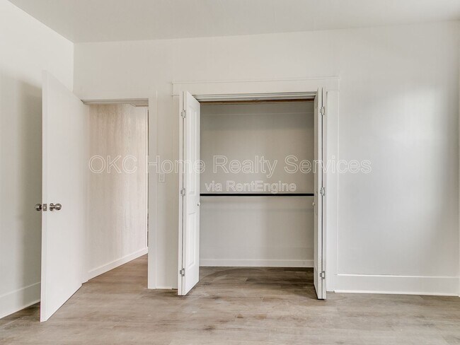 Building Photo - 1812 W Noble Ave