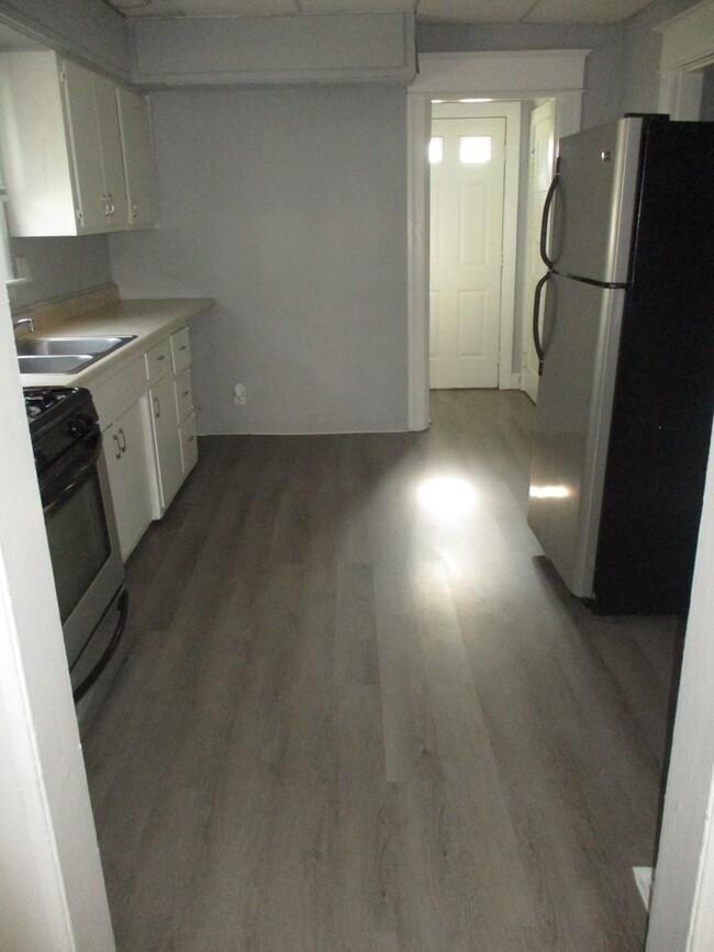 Building Photo - Rent Special - $300 off first month's rent