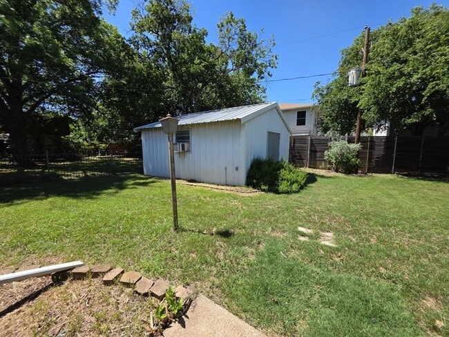 Building Photo - 209 Eller Ave