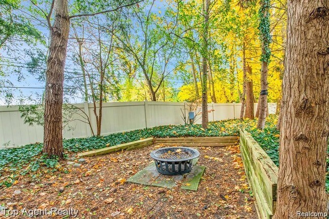 Building Photo - 5760 Snowshoe Cir