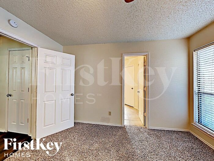Building Photo - 8213 Meadowbrook Dr