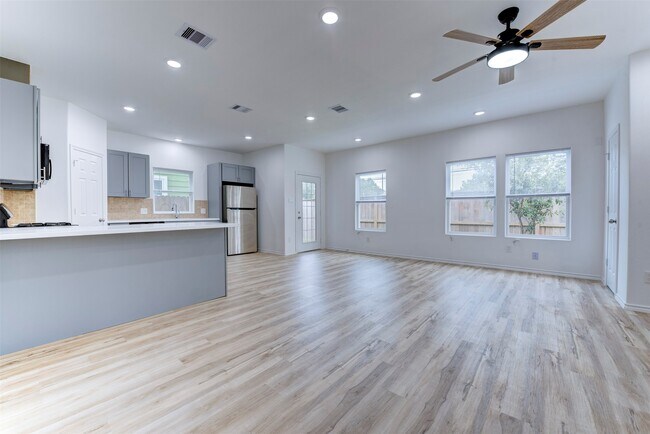 Building Photo - 8202 Homewood Ln
