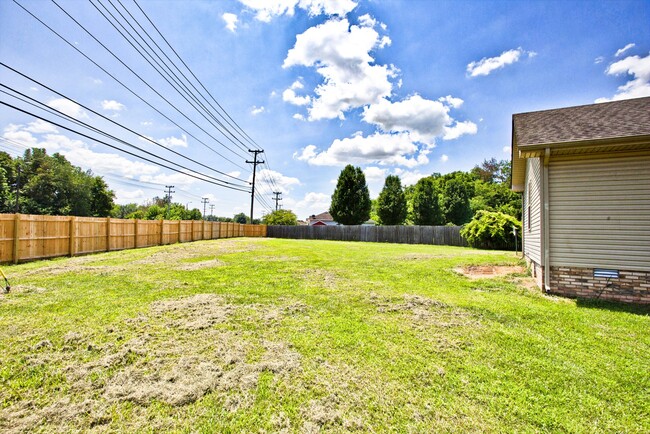 Building Photo - BEAUTIFUL HOME NEAR FORT CAMPBELL