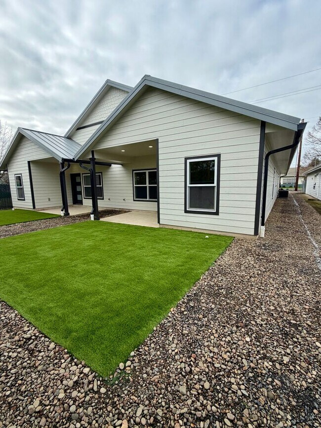 Building Photo - SD10th