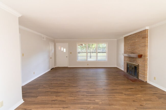 Building Photo - 2400 Hampstead Ln