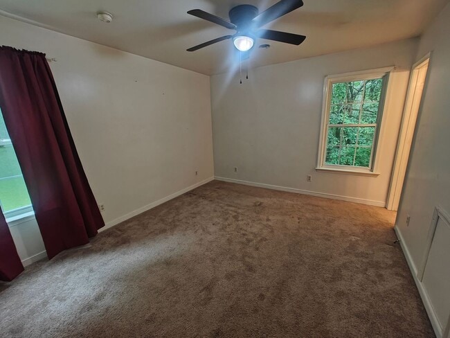 Building Photo - 3 bedroom home on private lot